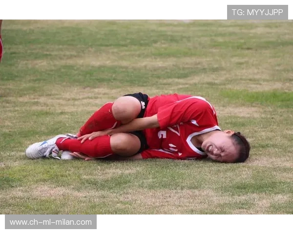 受伤倒地后全场安静，队友焦急围成一圈