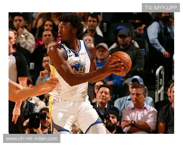 怀斯曼篮下背打命中展现力量优势 怀斯曼篮下背打命中展现力量优势